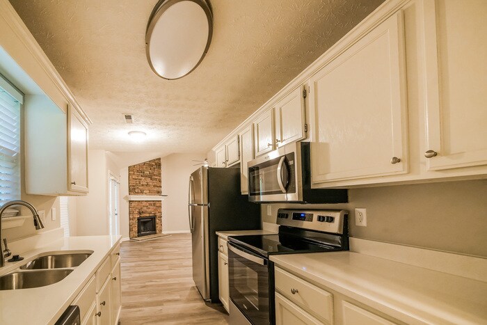 Building Photo - 329 Hillcrest Ln