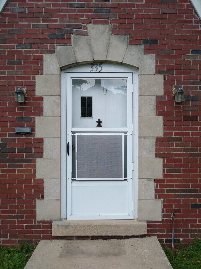 Building Photo - 335 S Eagleson Ave