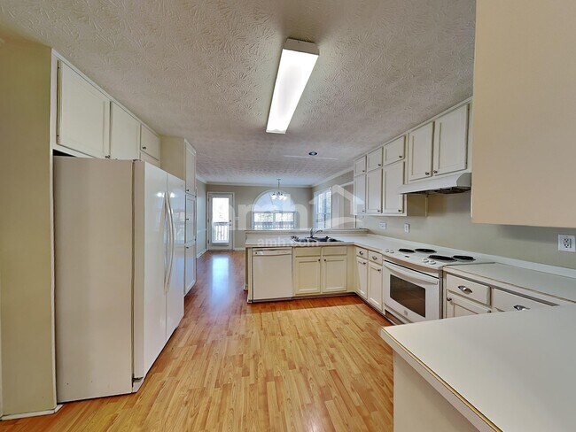 Building Photo - 700 Rosehill Ln