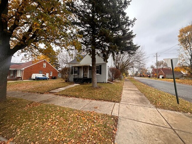 Building Photo - Three Bed 1 Bath Brick Bungalow with basement on the east-side of Detroit! Move in Ready!
