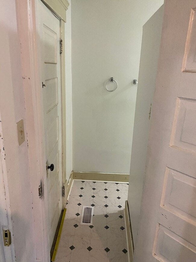 Building Photo - Spacious 3-Bedroom Home for Lease in Akron