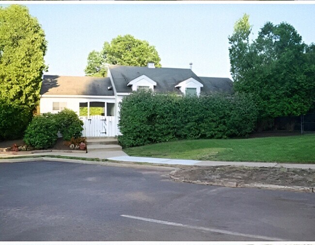 Building Photo - 90 Almond Dr