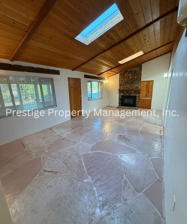 Building Photo - 3BD 2BA Waiting for You to Call Home!!