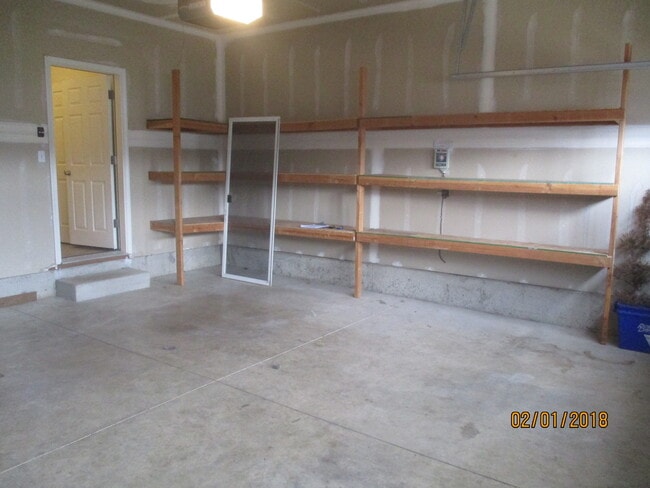Building Photo - Green area 3 Bedroom 2 Bath home with Garage