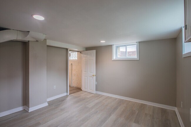 Building Photo - Lovely 2 BR/1 BA EOG Townhome in Brooklyn ...