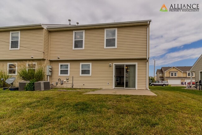 Building Photo - Large Duplex!