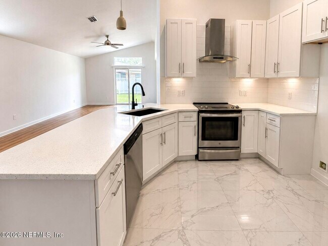 Building Photo - 760 S Lilac Loop
