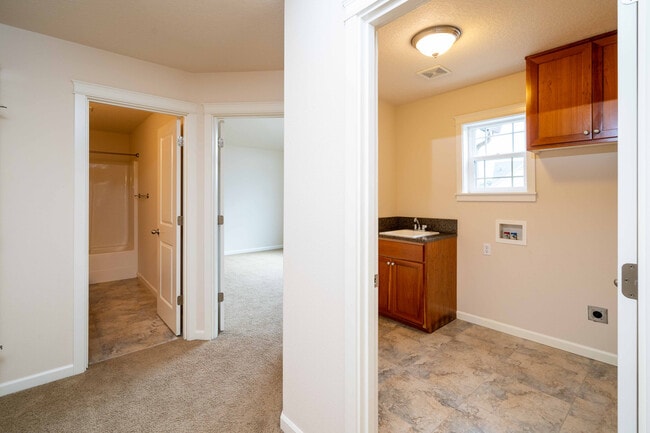 Building Photo - 3+ Bedroom 2.5 Bath with Office and Bonus Room - Indoor Play Structure - North Salmon Creek