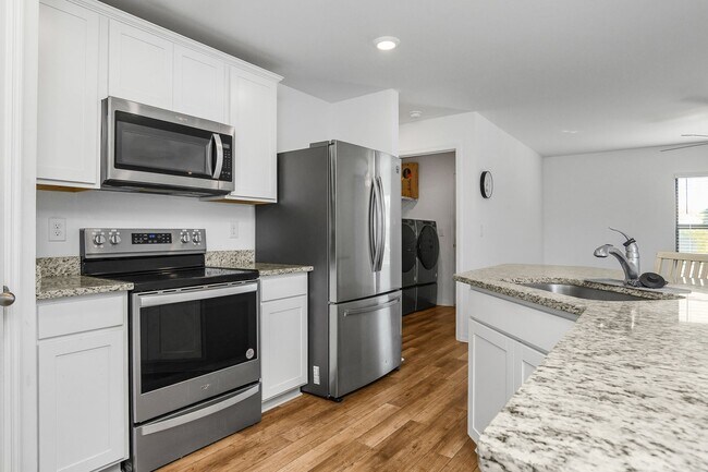 Building Photo - NOW AVAILABLE - 3/2 with 2 Car Garage in Mirror Lakes!