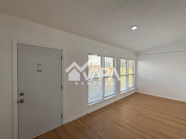 Building Photo - 5512 Grand Lake Dr