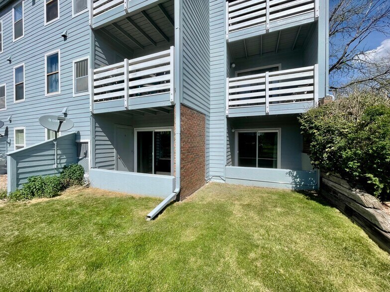 Building Photo - 7395 E Eastman Ave