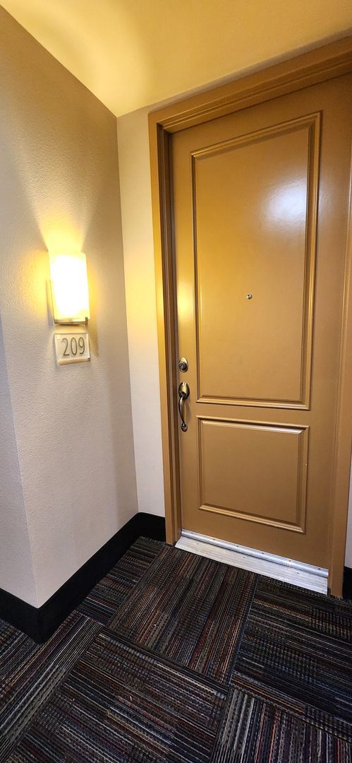 Building Photo - 2 Bedroom recently painted 2nd Floor Condo in Guard Gated Park Avenue!