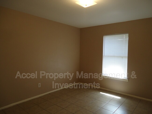 Building Photo - 2401 Gumwood Ave