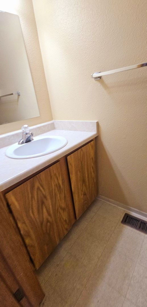 Building Photo - Cedar St. 2bed/1.5 bath duplex - Recently ...