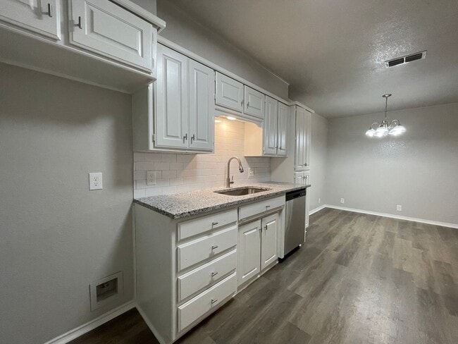Building Photo - AVAILABLE NOW - 2 BEDROOM 2 BATH TOWNHOME ...