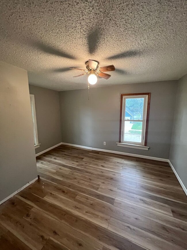 Building Photo - Spacious 4 Bedroom House