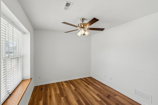 Building Photo - 1725-1727-1727 Louise Cir