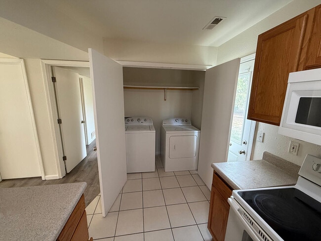 Building Photo - 1417 Raleigh Dr