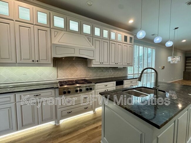 Building Photo - 2417 Creekside Cir S