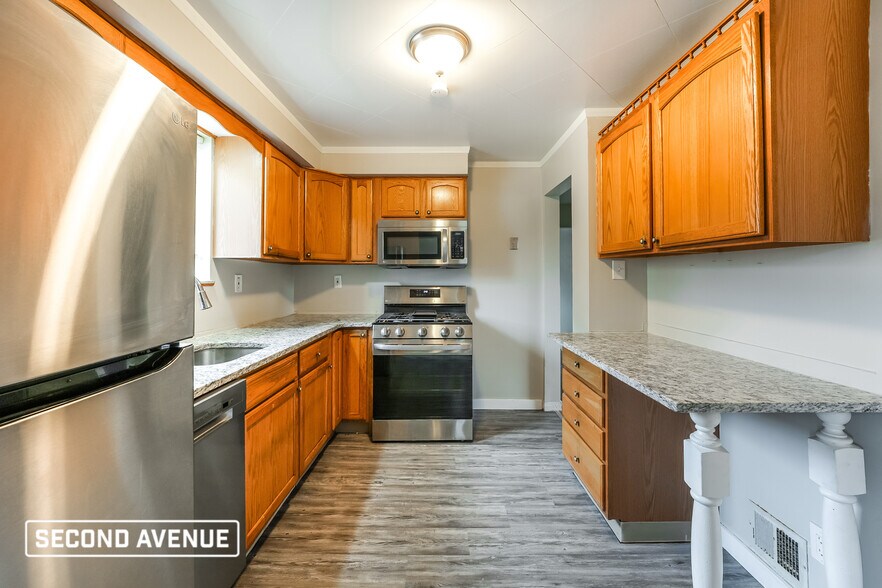 Building Photo - 701 Crestview Dr