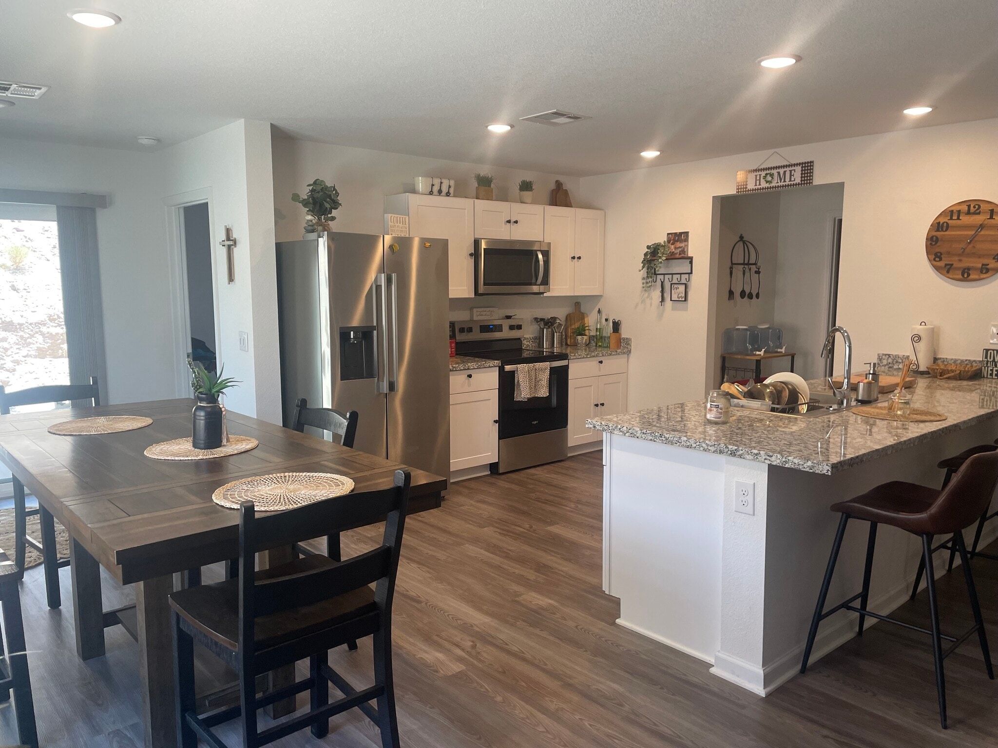 Building Photo - 2408 Pesuna Dr