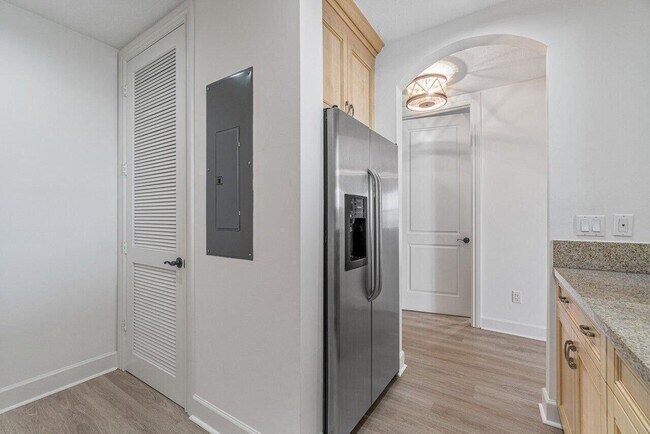 Building Photo - 200 NE 2nd Ave