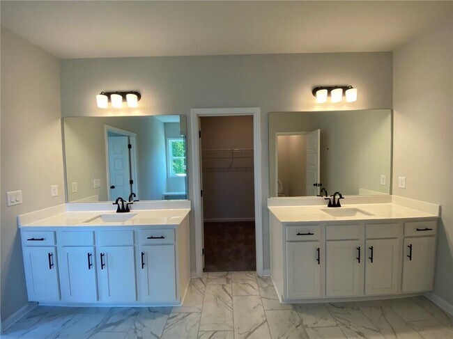 Building Photo - 5037 Silver Fox Trl