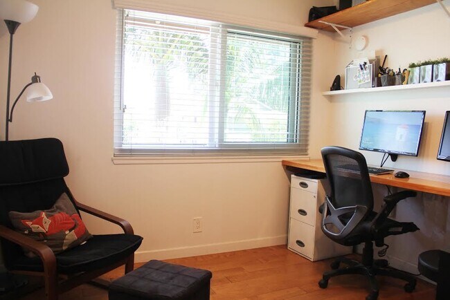 Building Photo - Gorgeous 4 Bedroom, 2 Bath in the Lovely Huntington Beach!