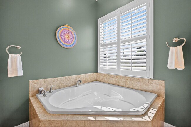 Building Photo - 8551 SE Driftwood St