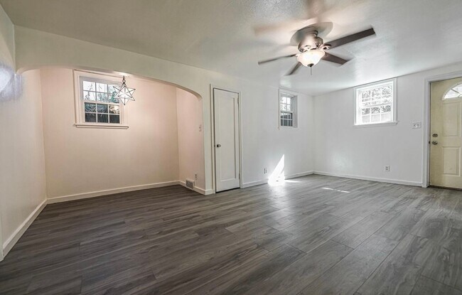 Building Photo - 915 E Ave E