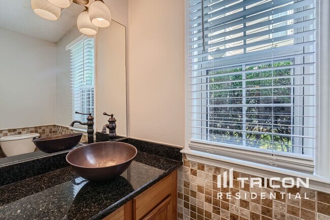 Building Photo - 570 Lullingstone Dr SE