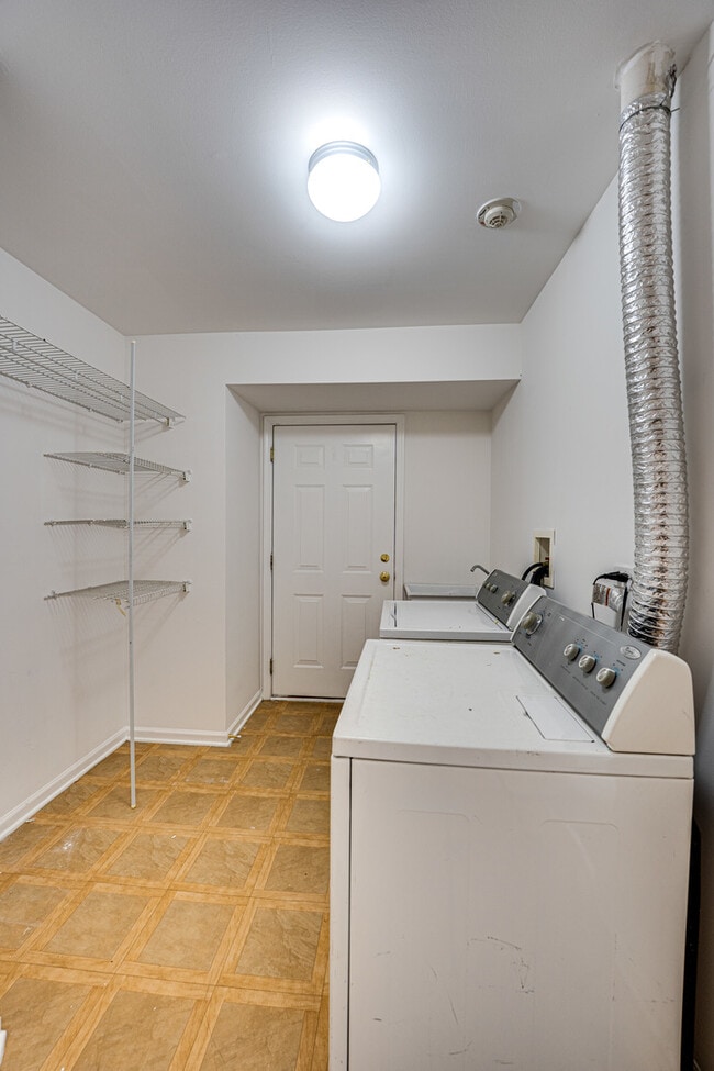 Building Photo - 2963 Saganashkee Ln