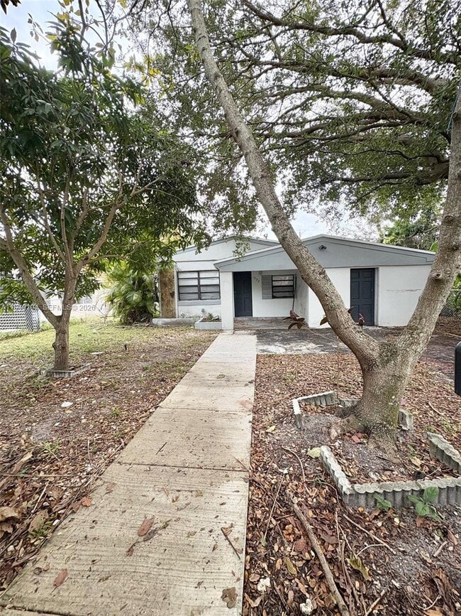 Building Photo - 1332 NE 177th St