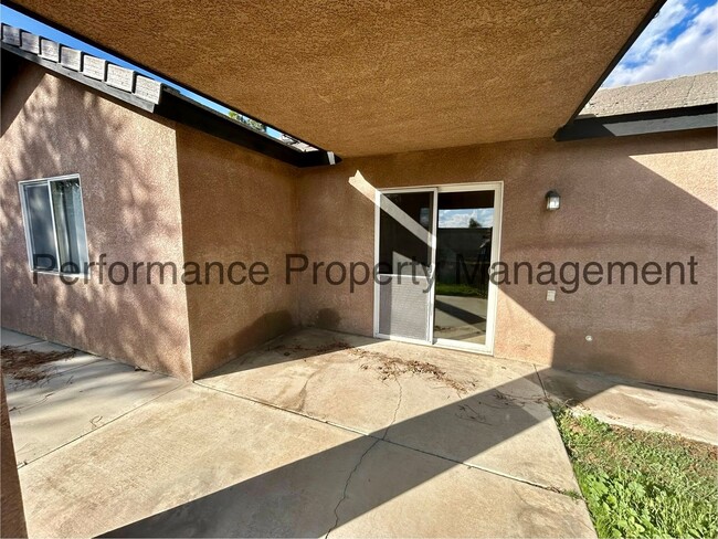 Building Photo - Charming 3 Bed/2 Bath North Bakersfield Ho...