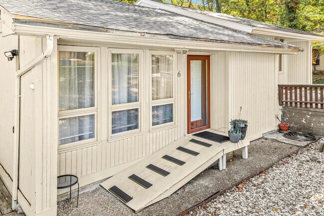 Building Photo - 6 Dogwood Dr