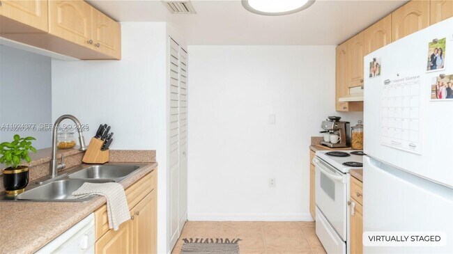 Building Photo - 102 SW 6th Ave