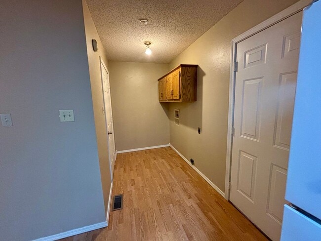 Building Photo - Introducing a charming 2-bedroom, 1-bathroom house in the desirable location of Russellville, AR.