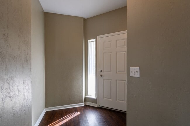 Building Photo - Luxury Living in The Villas of West End – ...