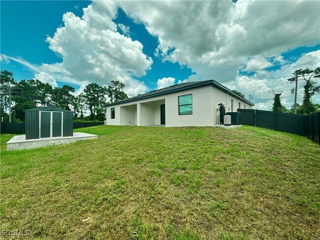 Building Photo - 4402 Golfview Blvd