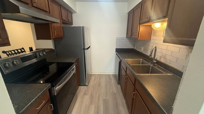 Building Photo - Gorgeous Condo nestled right on Lady Bird Lake!