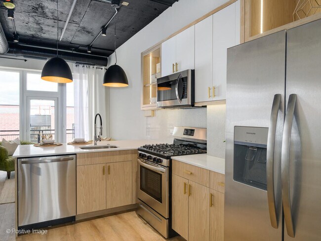 Building Photo - 2725 N Thatcher Ave