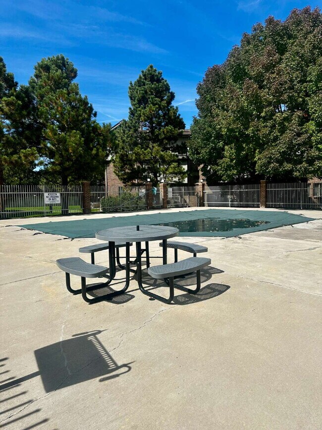 Building Photo - Spacious 3 Bed, 2.5 Bath  2 Story Condo in...