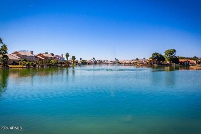 Building Photo - Stunning and spacious Portofino condo at Lakewood.
