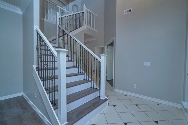 Building Photo - Mission Ridge beauty-4 bedroom 3 1/2 bath-...