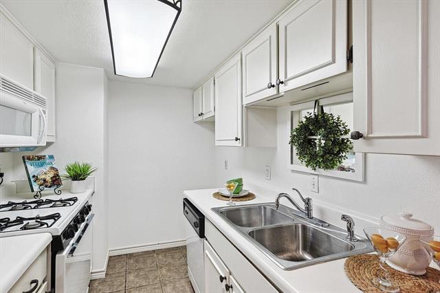 Building Photo - 15914 Club Crest Dr