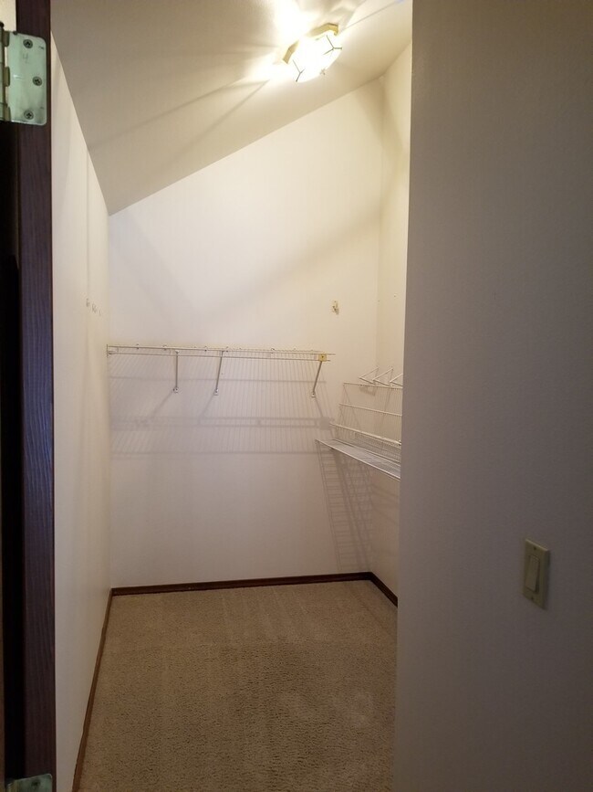 Building Photo - Bellevue Manor 2br 2ba Double garage