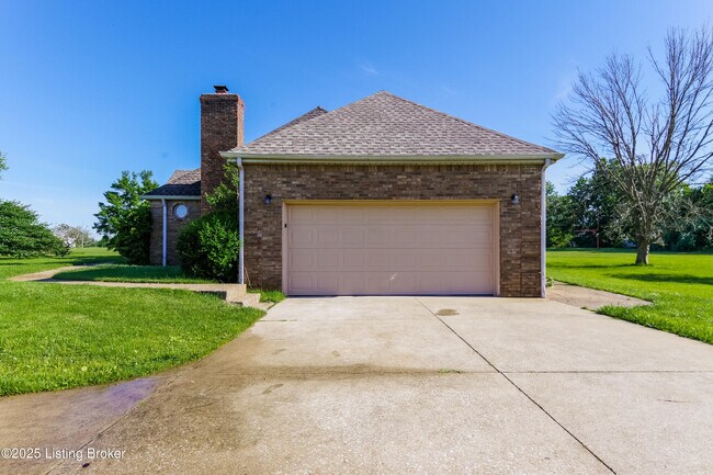 Building Photo - 300 Wava Dr