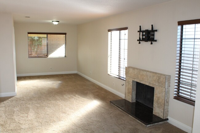 Building Photo - "Charming 2-Bed, 2-Bath Oasis in Las Vegas...