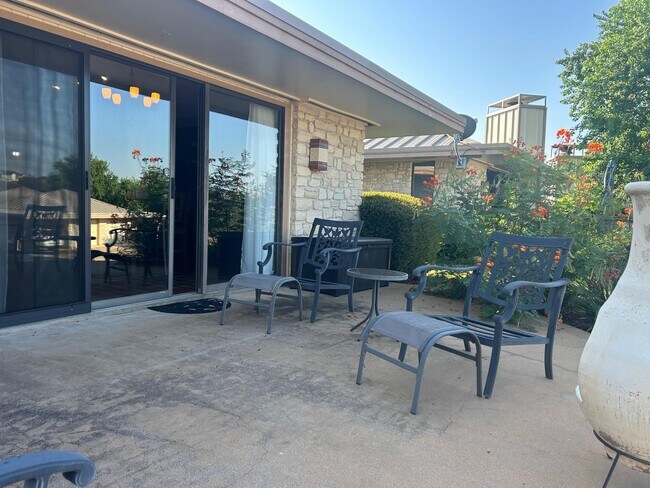 Building Photo - 1406 Broken Hills Dr