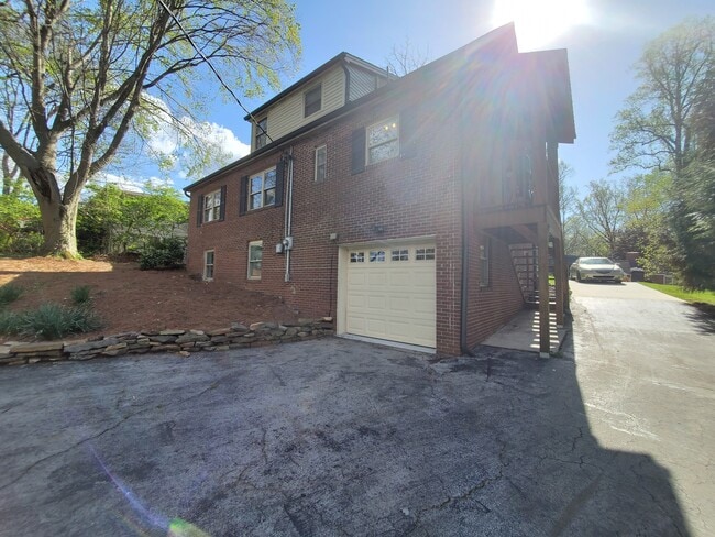 Building Photo - 320 Kingston Ct SW